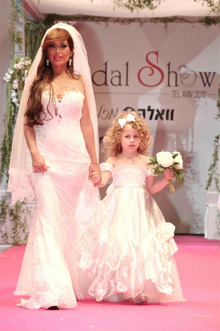 אביבית מדגמנת שמלת כלה 4