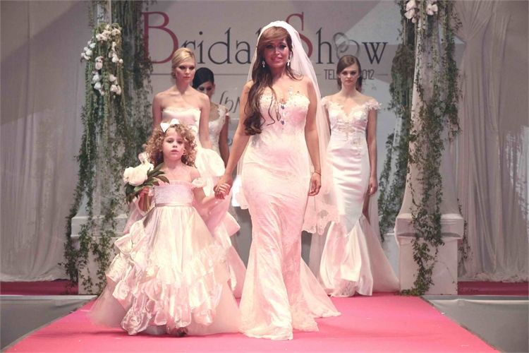 אביבית מדגמנת שמלת כלה 5