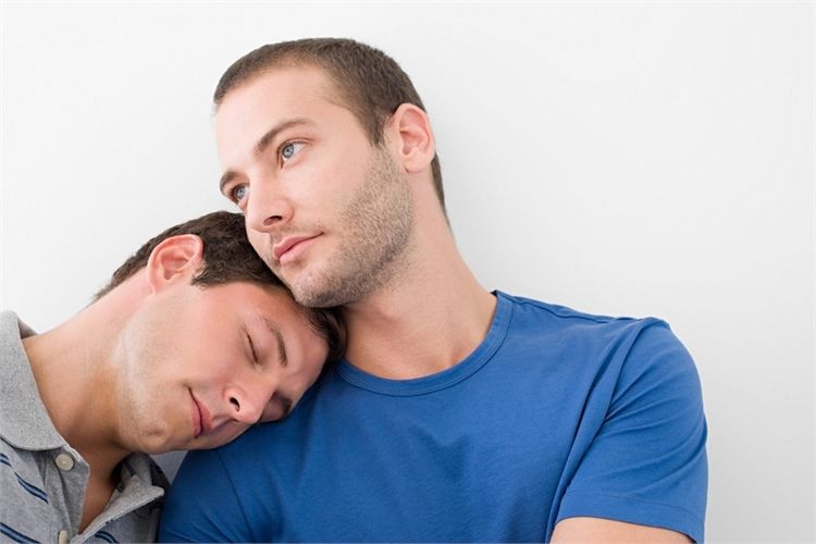 הודו מקשה על פונדקאות עבור הומואים 2