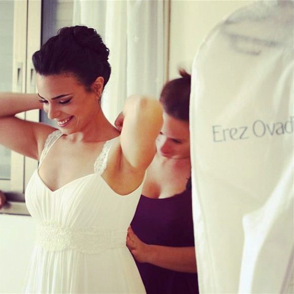 ארז עובדיה מתרגש עם הכלות שלו 2