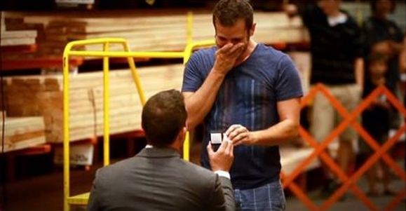 גאוות יחידה: הצעת נישואין גאה בפלאש מוב 2