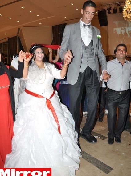 עם מי התחתן האיש הכי גבוה בעולם? 2