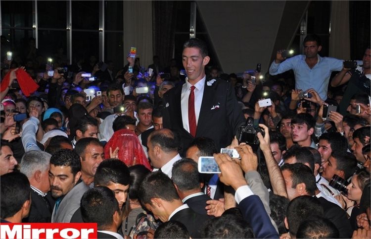 עם מי התחתן האיש הכי גבוה בעולם? 3