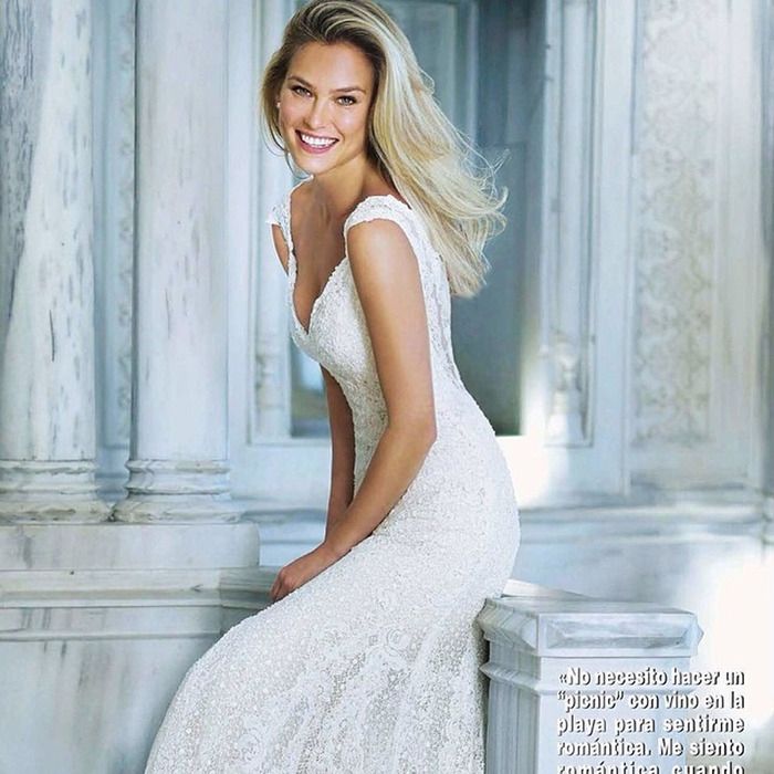 בר רפאלי מודדת שמלות כלה 3