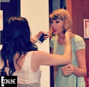 הזמרת טיילור סוויפט מפתיעה במסיבת חתונה 2