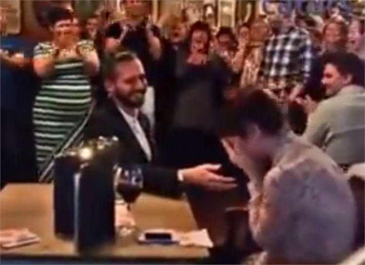 צפו: הצעת נישואים מפתיעה במסעדה 2