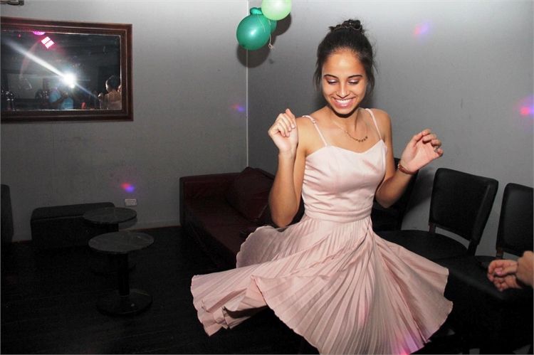 שמלות הכלה מגיעות לנשף הסיום 2