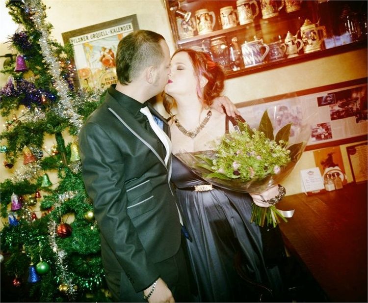 השחורה והאמיצה: כלה בשמלה שחורה 2