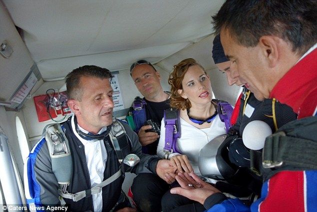 אהבה בשחקים: הצעת נישואין בצניחה 2