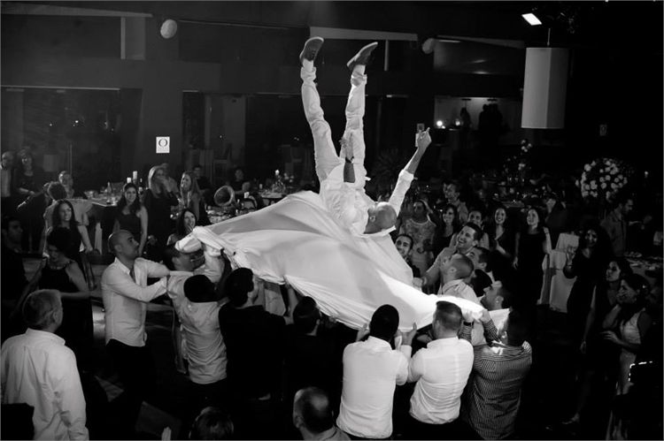 יאללה תרימו: החתן והכלה מקפצים באוויר 3