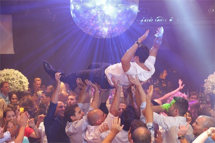 יאללה תרימו: החתן והכלה מקפצים באוויר 5