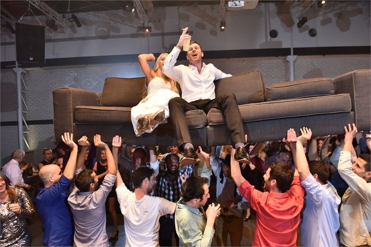 יאללה תרימו: החתן והכלה מקפצים באוויר 2