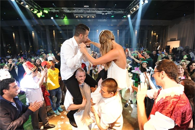 יאללה תרימו: החתן והכלה מקפצים באוויר 6