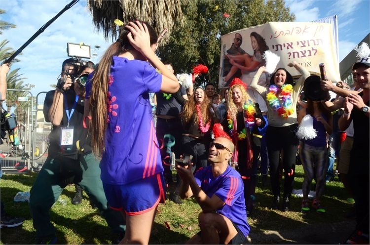 צפו: הצעת נישואים בזמן מרתון תל אביב 2