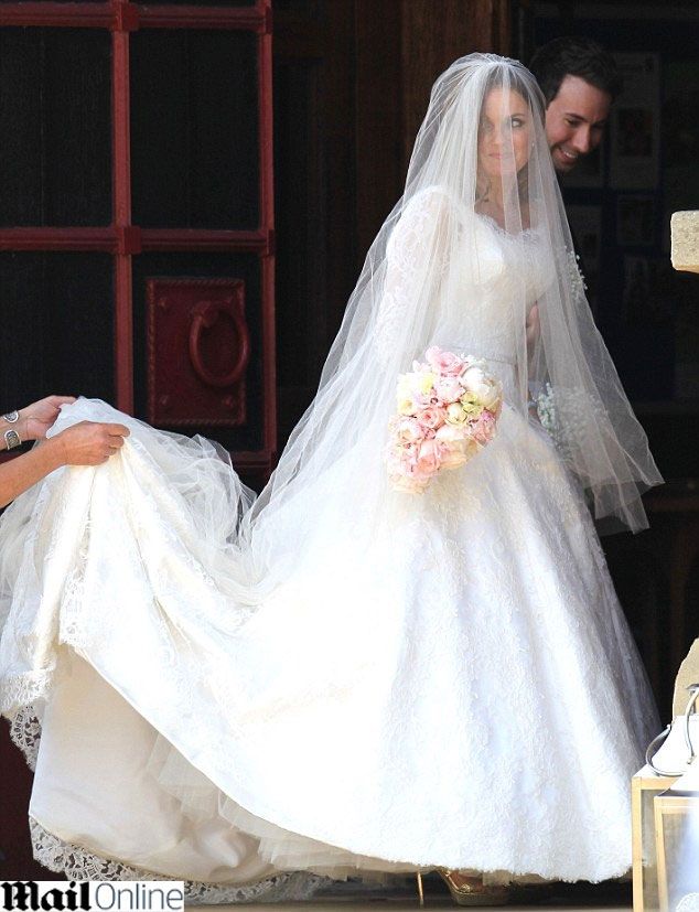 בנות, תרגיעו: עומרי כספי מתחתן 3