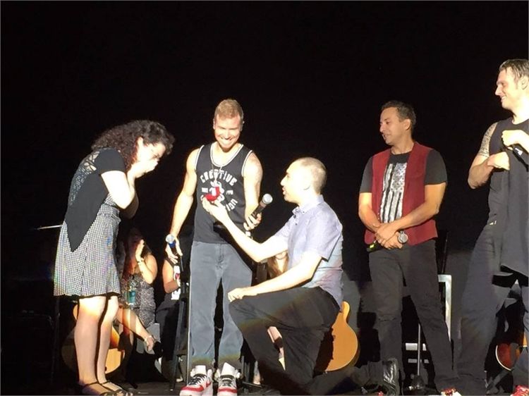 הצעות נישואים בהופעה של הבקסטריט בויז 2