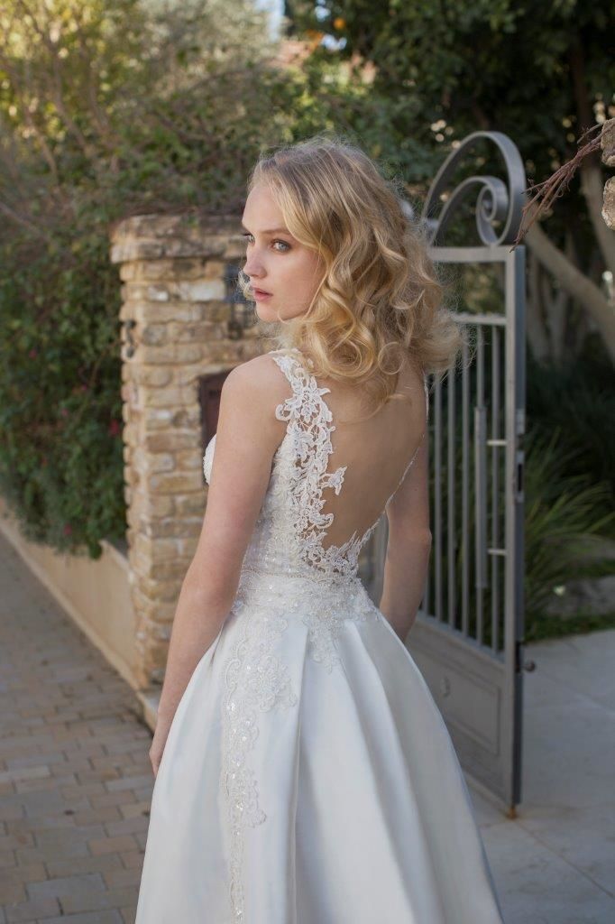 רומן בלבן 2015: שמלות כלה עם מפתחי גב 3