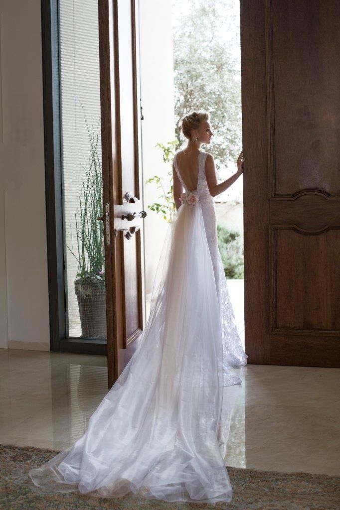 רומן בלבן 2015: שמלות כלה עם מפתחי גב 8