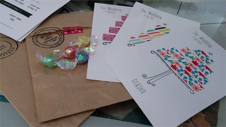 כל אורח קיבל הזמנה וסוכריות צבעוניות. ההזמנה של שיר עמר (צילום: שיר עמר)