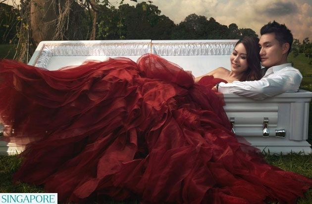 פחד מוות: חתן וכלה הצטלמו בארון קבורה 2