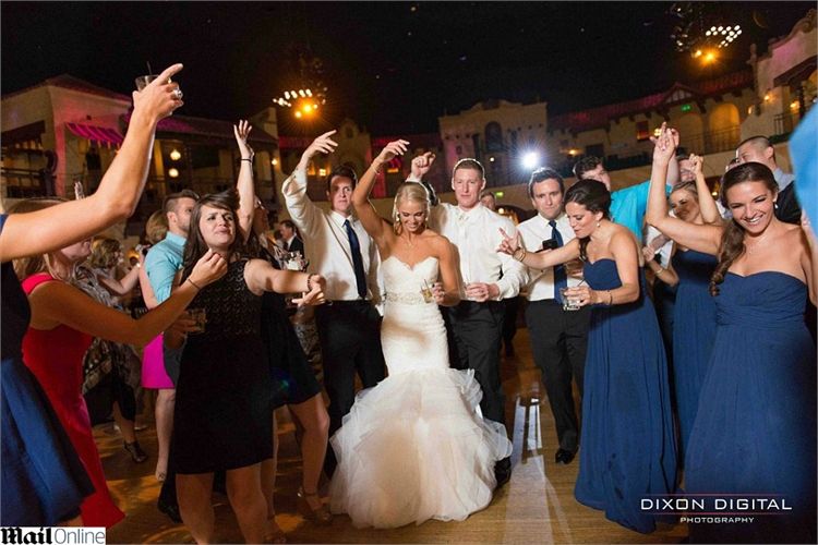 תנו לי A: מעודדות דופקות ריקוד חתונה 2