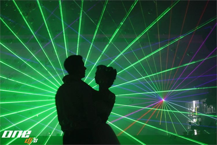 בשיר הסלואו בחרו שיר שמאפיין אתכם כזוג (צילום: ONE DJ'S)