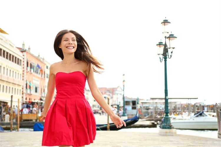 אורחות בחתונה רוצות להגיע בלבן 2