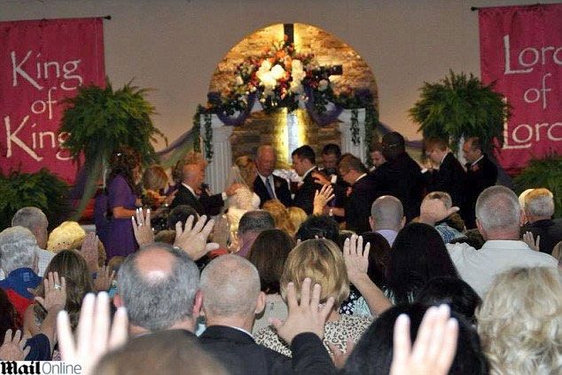 לאחר 17 שנה: נושאי הטבעות התחתנו 3