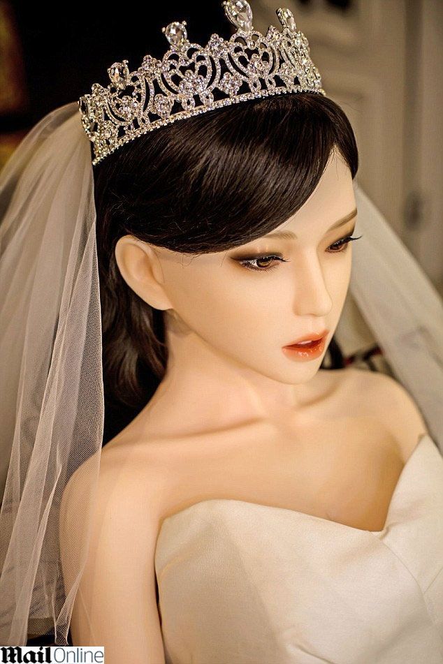 אהבה מפלסטיק: צעיר נישא לבובת מין 2