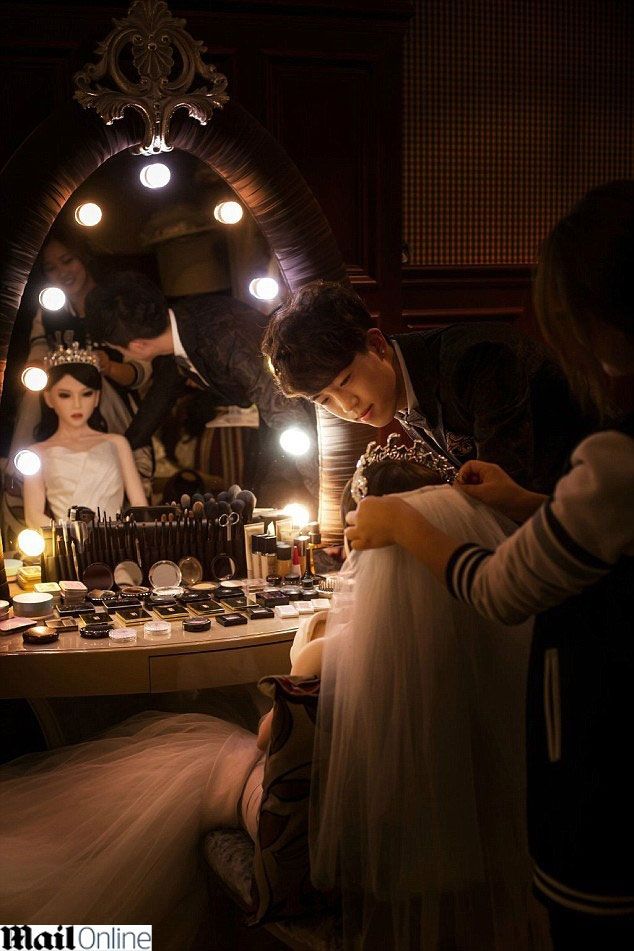 אהבה מפלסטיק: צעיר נישא לבובת מין 3