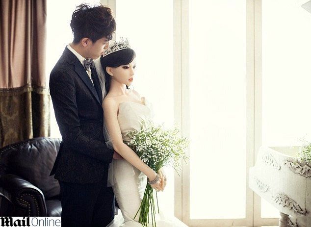 אהבה מפלסטיק: צעיר נישא לבובת מין 4