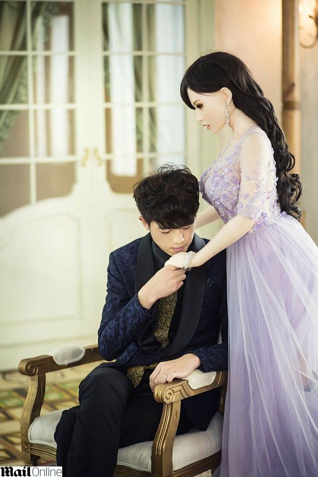 אהבה מפלסטיק: צעיר נישא לבובת מין 5