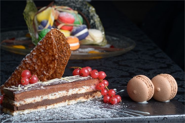 קינוח שוקולדי ומנחם, תפריט חצר המלכה (צילום: יח