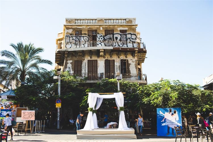 זוג עושה שכונה ומתחתן בשוק הכרמל 2