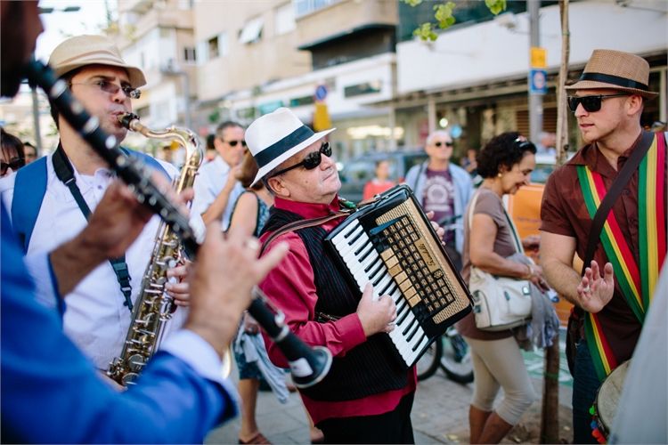 זוג עושה שכונה ומתחתן בשוק הכרמל 7
