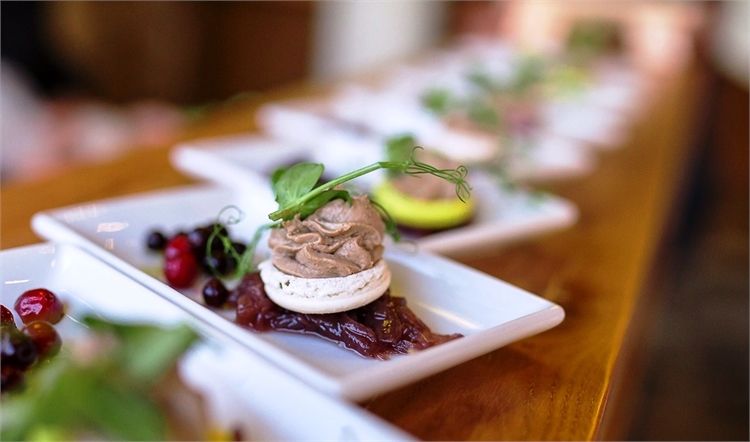 מקרון עם פטה כבד אווז, על ריבת בצל ויין ופירות יער חמצמצים (צילום: יחצ)