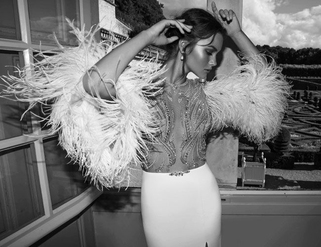 פלומה אחר פלומה, תפירה עילית בשמלת הכלה, בעיצובו של אלון ליבנה (צילום: דודי חסון)