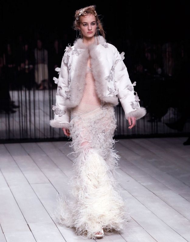 מרחפת על המסלול, מתוך תצוגה של אלכסנדר מקווין לסתיו 2016 בלונדון (צילום מסך: וואלה אופנה)