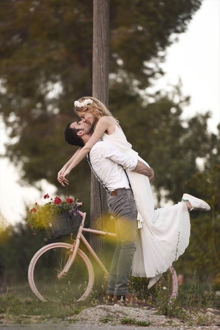 פה רואים את הסניקרס טוב יותר, אפשר גם בחופה? שביט ויזל ובן זוגה בצילומי זוגיות (הד פיס: תמי בר לב, צילום: שי אוחיון)