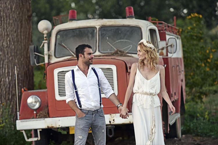 פה רואים את הסניקרס טוב יותר, אפשר גם בחופה? שביט ויזל ובן זוגה בצילומי זוגיות (הד פיס: תמי בר לב, צילום: שי אוחיון)