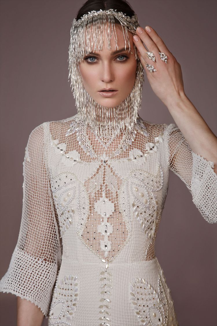 רקמות ושיבוצים שיוצרים שפה עיצובית ייחודית, מתוך קולקציית 2016 של ליאור צ'רכי (צילום: מישה קמינסקי)