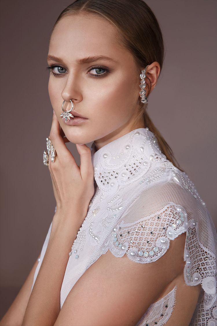 צווארונים נשיים מטפסים, מתוך קולקציית 2016 של ליאור צ'רכי (צילום: מישה קמינסקי)