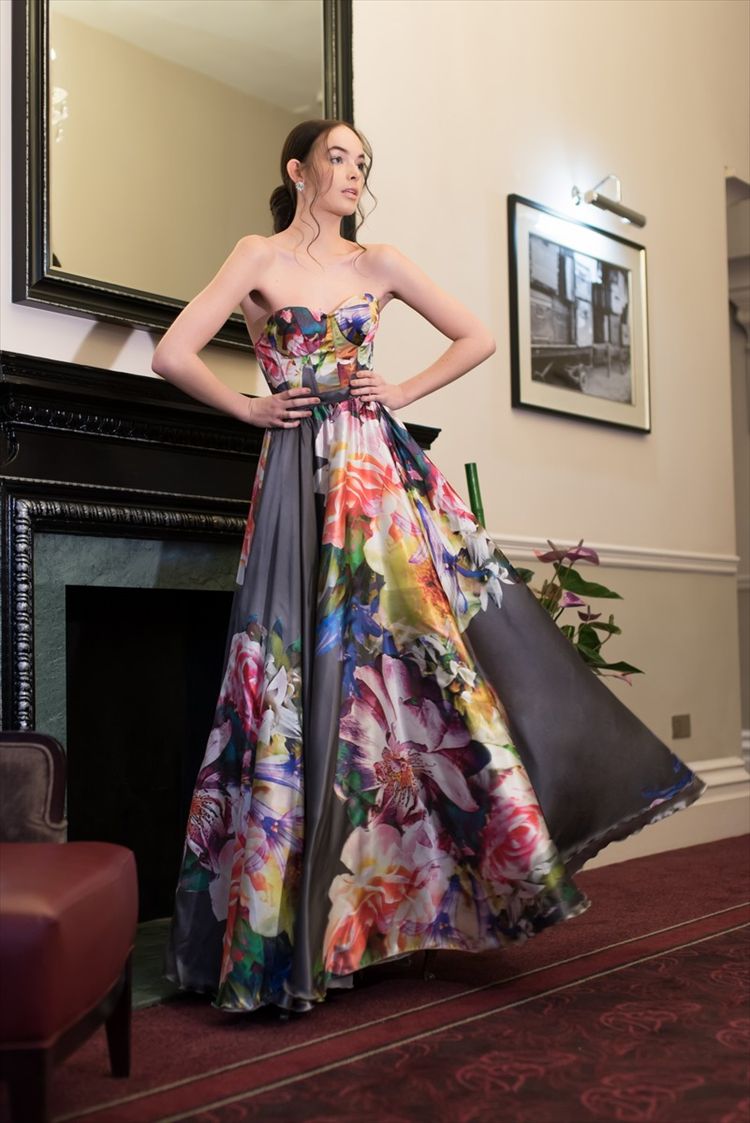 לונדון מחכה לה: ריקי דלאל מציגה קוטור על המסלול 4