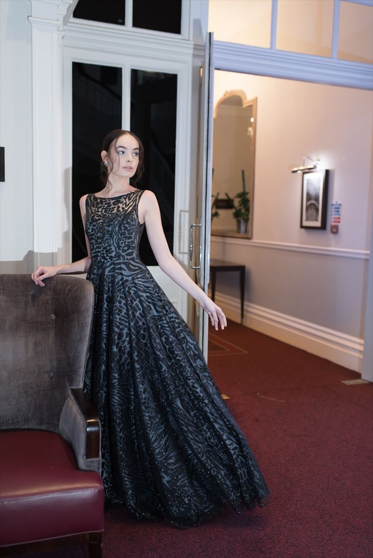 לונדון מחכה לה: ריקי דלאל מציגה קוטור על המסלול 8