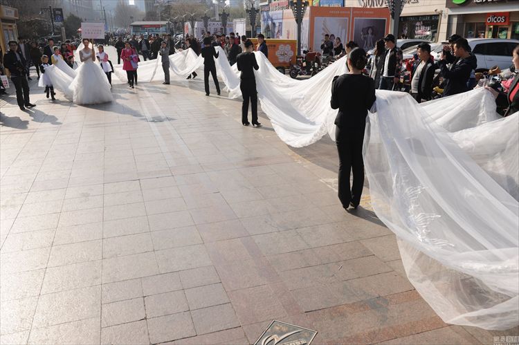 נחשו: איפה קצה השובל של שמלת הכלה? 3