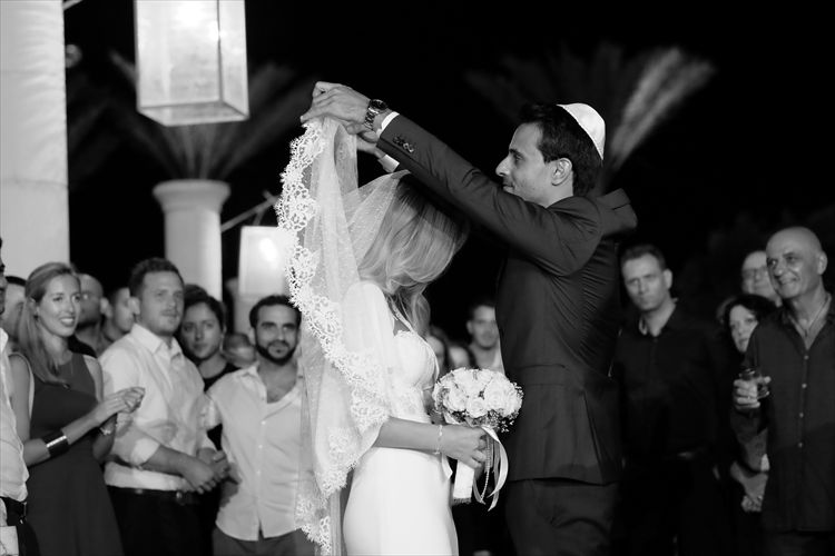 תמונה אחת שווה אלף מילים? כנראה שכן, לוי ונוי ברגע המרגש לקראת החופה (צילום: פריזמה צלמים)