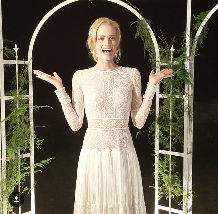 בלבן, אבל לא לעוד הרבה זמן. ויזל מציגה בוהו שיק ויקטוראיני, בעיצובה של ליהי הוד (צילום מסך אינסטגרם: mottyreif)