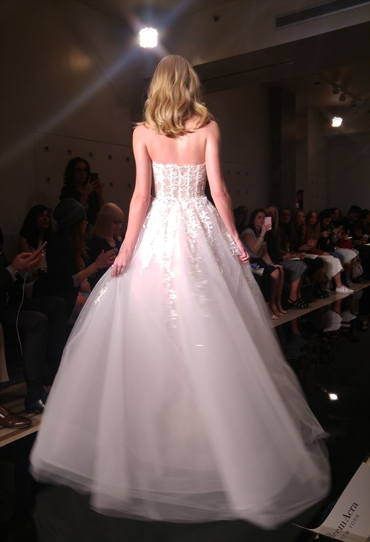 צפו: דוגמנית מועדת בתצוגת אופנה לכלות 2