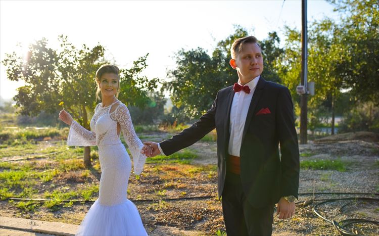 ויינר בחליפת חתן של בגיר וסקרדנוב בשמלת כלה של בוגורד בריידל (צילום: אושן צלמים)