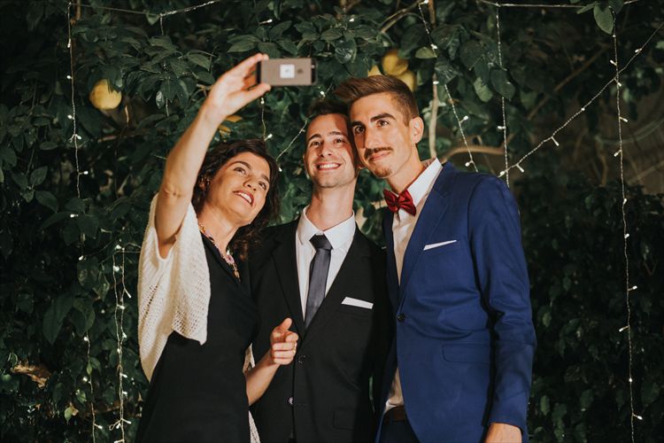 3,2,1 סלפי חופה: זנדברג והזוג המאושר (צילום: לירון אראל) 